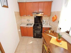 Réfrigérateur, surface de cuisson, vaisselle et ustensiles