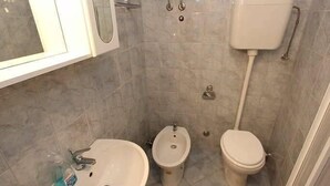 Kylpyhuone, jossa on wc, bidee ja pesuallas.