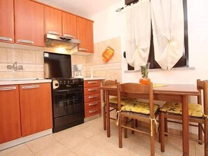 Refrigerador, parrilla de estufa y utensilios de cocina 