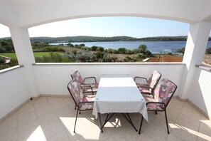Outdoor dining - Apartments Ana Pomer (16077-A1) - Pomer (Pomer)