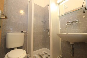Regadera y amenidades de baño gratuitas 