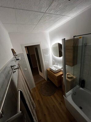 Regadera, secadora de cabello, toallas 