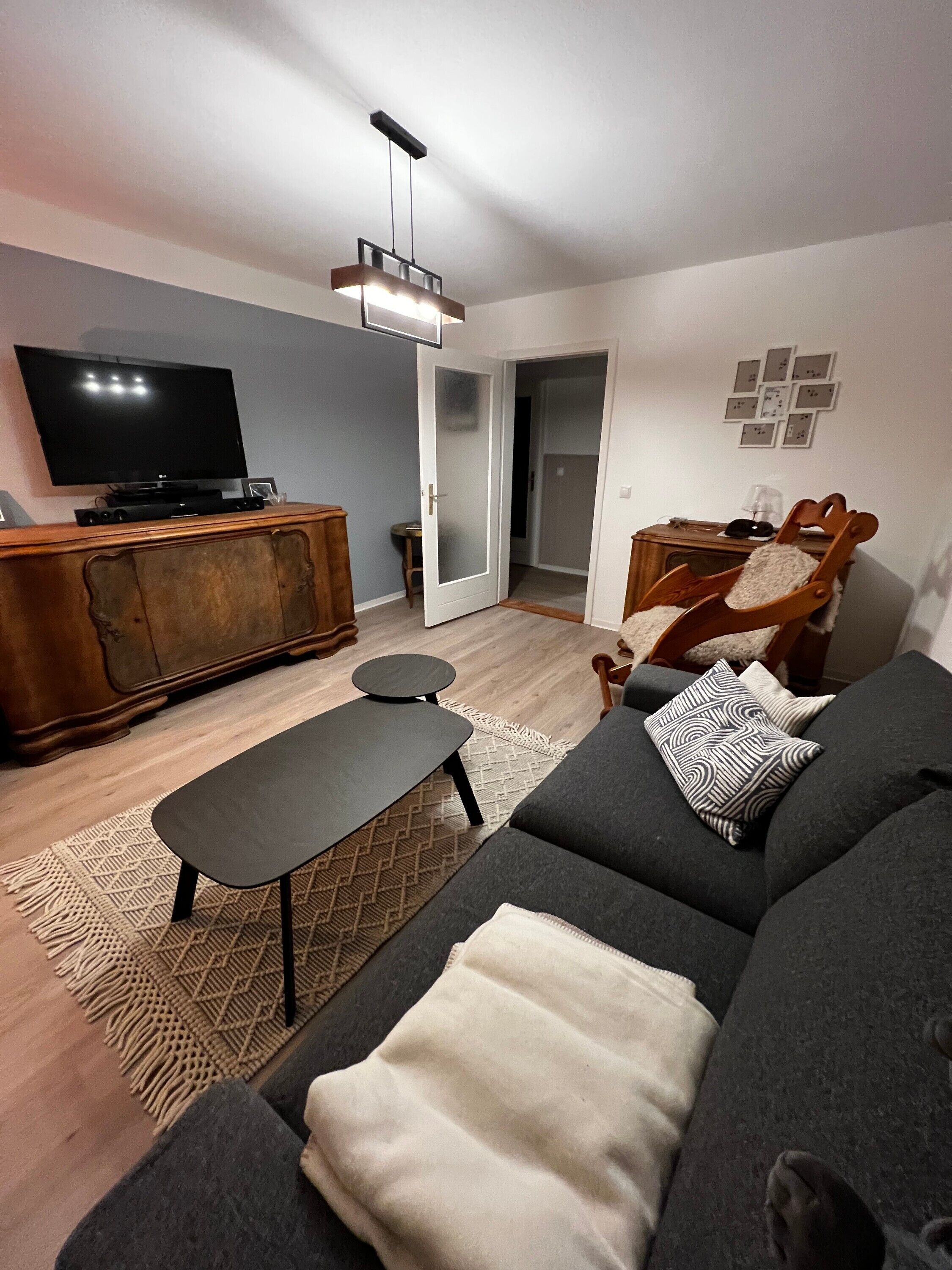 Fernseher, Kamin, Stereoanlage