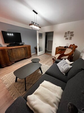 Fernseher, Kamin, Stereoanlage