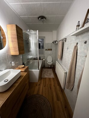 Dusche, Haartrockner, Handtücher