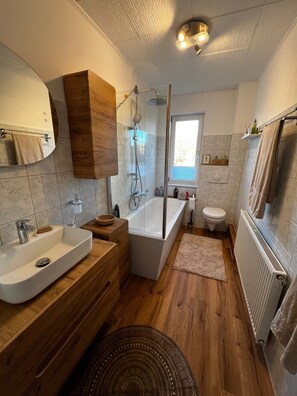 Shower, hair dryer, towels - Apartment with Private Terrace, Shared Garden, and Wi-Fi in Heringsdorf (Heringsdorf)