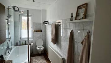 Dusche, Haartrockner, Handtücher