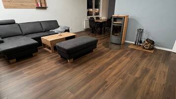 Televisión, chimenea y estéreo