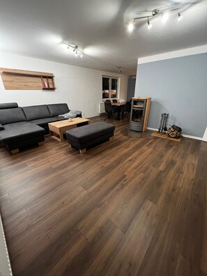 Televisión, chimenea y estéreo 