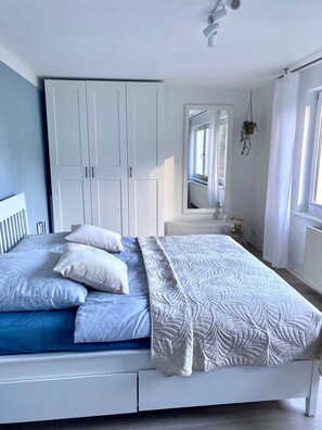 WiFi, bed sheets - Apartment with Private Terrace, Shared Garden, and Wi-Fi in Heringsdorf (Heringsdorf)