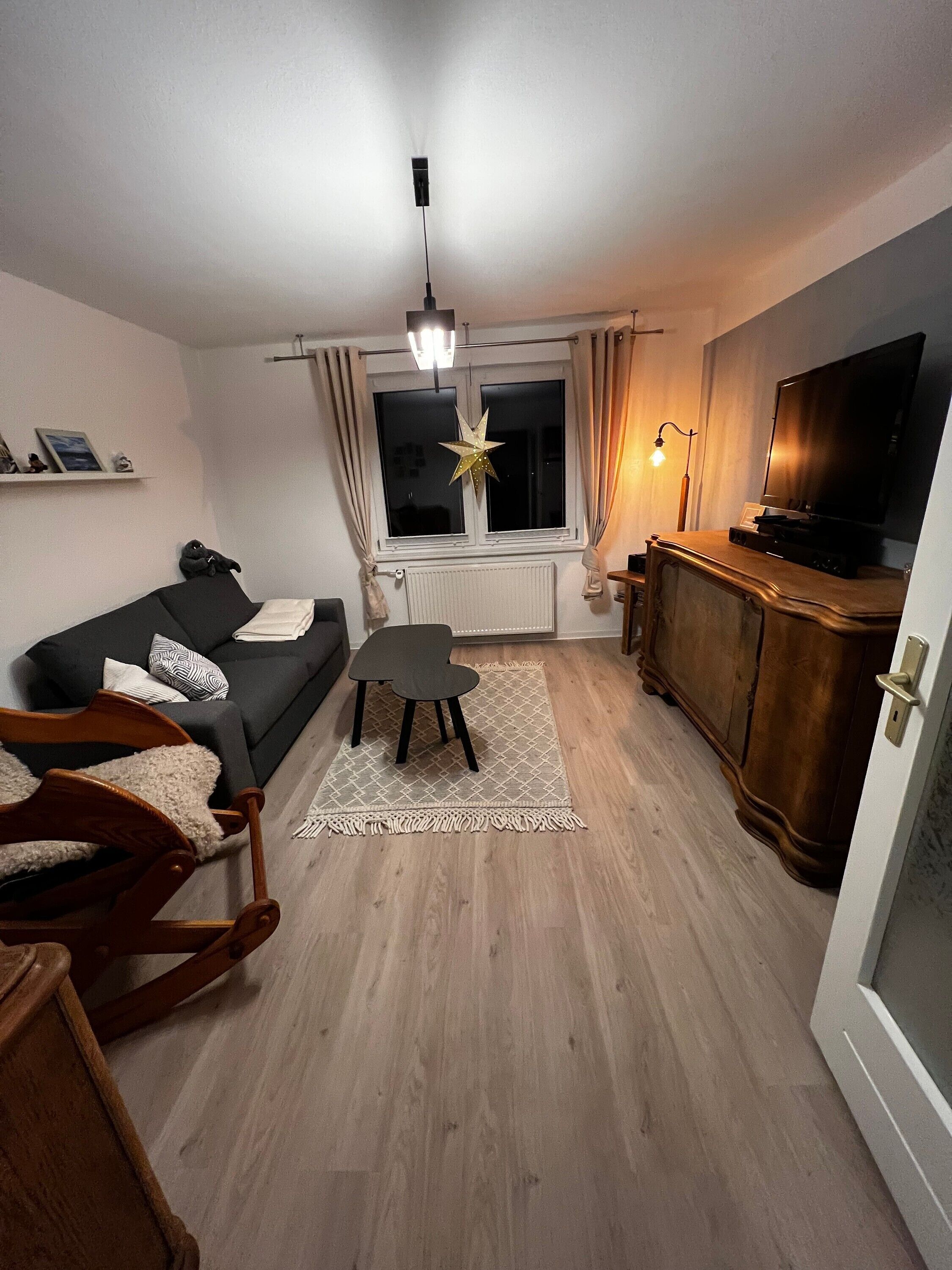 Fernseher, Kamin, Stereoanlage