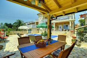 Outdoor dining - Apartments Šandor (100051-A1) - Liznjan (Liznjan)