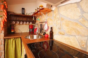 Wasserkocher mit Kaffee-/Teezubehör, Kühlschrank, Mikrowelle, Toaster
