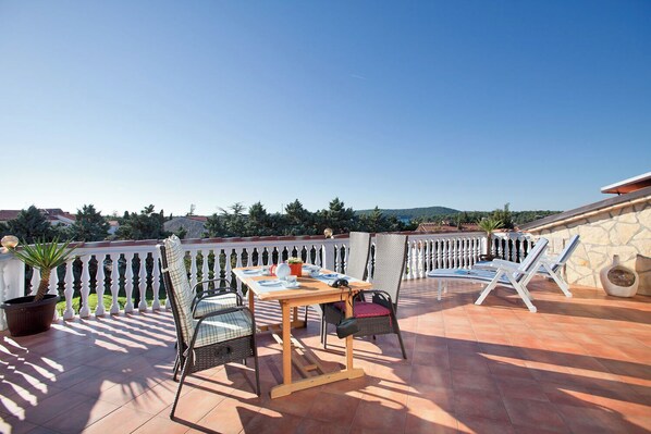 Outdoor dining - Apartments Šandor (100051-A1) - Liznjan (Liznjan)