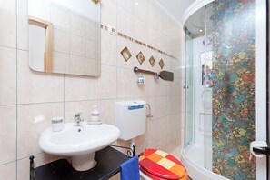 Shower, hair dryer, towels - Apartments Šandor (100051-A2) - Liznjan (Liznjan)