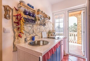 Fridge, stovetop, coffee/tea maker, cookware/dishes/utensils - Apartments Šandor (100051-A2) - Liznjan (Liznjan)