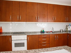 Fridge, microwave, oven, cookware/dishes/utensils - Komfortable Ferienwohnung in El Turman mit Terrasse by Interhome (Agaete)