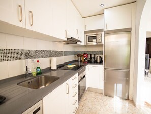 Fridge, microwave, cookware/dishes/utensils - Casa Lulu by Interhome (Agaete)