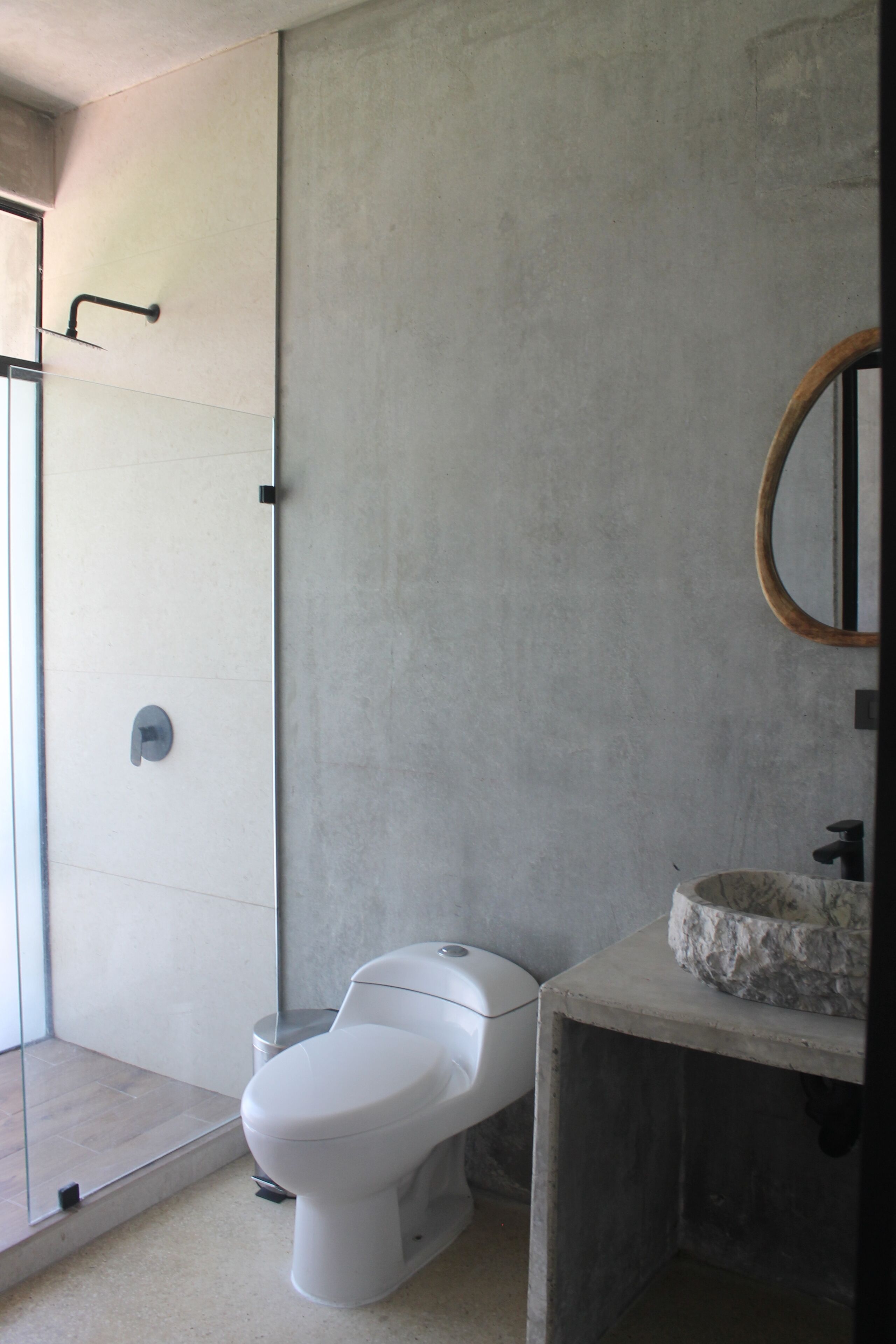 Serviettes fournies, savon, shampoing, papier toilette