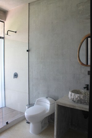 Toallas, jabón, shampoo, papel de baño 