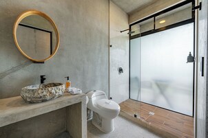 Toallas, jabón, shampoo, papel higiénico