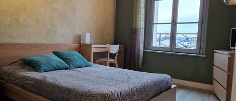 3 Schlafzimmer, Schreibtisch, Bügeleisen/Bügelbrett, Reisekinderbett