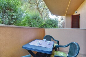 Outdoor dining - Apartments Ulika (16031-A1) - Medulin (Medulin)