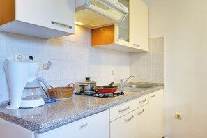 Fridge, stovetop, coffee/tea maker, cookware/dishes/utensils - Apartments Ulika (16031-A1) - Medulin (Medulin)