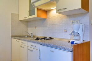 Wasserkocher mit Kaffee-/Teezubehör, Kühlschrank, Herdplatte