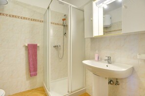 Shower, towels - Apartments Ulika (16031-A2) - Medulin (Medulin)