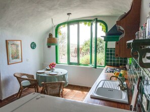 Fridge, microwave, cookware/dishes/utensils - Höhlenhaus im Hobbit-Stil auf Gran Canaria. by Interhome (Gamonal)