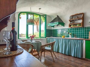 Dining - Höhlenhaus im Hobbit-Stil auf Gran Canaria. by Interhome (Gamonal)
