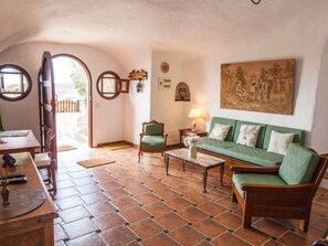 Living area - Höhlenhaus im Hobbit-Stil auf Gran Canaria. by Interhome (Gamonal)