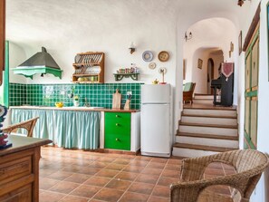 Fridge, microwave, cookware/dishes/utensils - Höhlenhaus im Hobbit-Stil auf Gran Canaria. by Interhome (Gamonal)