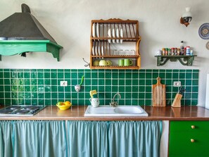 Fridge, microwave, cookware/dishes/utensils - Höhlenhaus im Hobbit-Stil auf Gran Canaria. by Interhome (Gamonal)