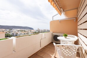 Outdoor dining - Nice sea & pool view apt in Los Cristianos (Los Cristianos)