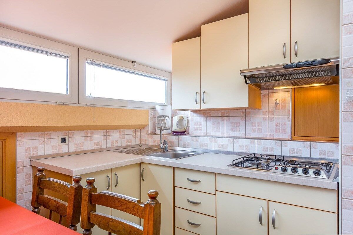 Frigorífico, placa de cocina, cafetera o tetera y utensilios de cocina