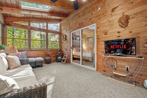 3 makuuhuonetta, työpöytä, ilmainen Wi-Fi, vuodevaatteet