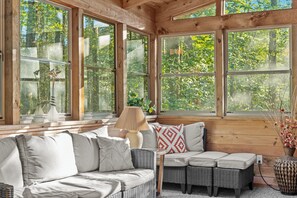 Älytelevisio, takka, kirjoja