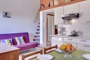 Fridge, stovetop, coffee/tea maker, cookware/dishes/utensils - Apartments Ulika (16031-A5) - Medulin (Medulin)