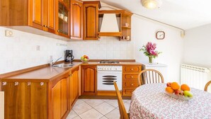 Coffee/tea maker, fridge, stovetop, dishwasher - Apartments Laura (16097-A2) - Pula (Pula)