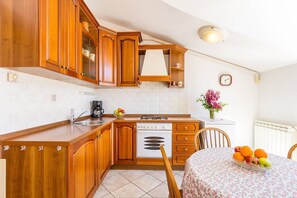 Wasserkocher mit Kaffee-/Teezubehör, Kühlschrank, Herdplatte