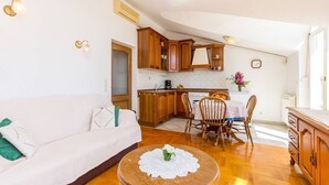 TV - Apartments Laura (16097-A2) - Pula (Pula)