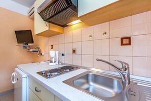 Refrigerador, horno, placa de cocina, cafetera/tetera