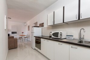 Fridge, microwave, oven, stovetop - Apartments Kety (16098-A3) - Pula (Pula)