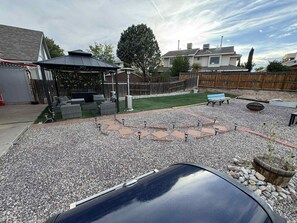 Property grounds - Quiet 2 bedroom in West Albuquerque close to grocery, parks, and hikes. (Albuquerque)