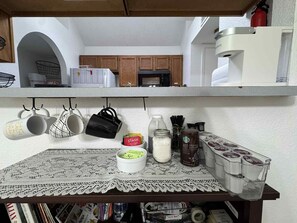 Private kitchen - Quiet 2 bedroom in West Albuquerque close to grocery, parks, and hikes. (Albuquerque)