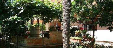 المنطقة المحيطة بالمنشأة