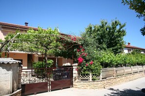 Property grounds - Apartment Ines (16104-A1) - Pula (Pula)