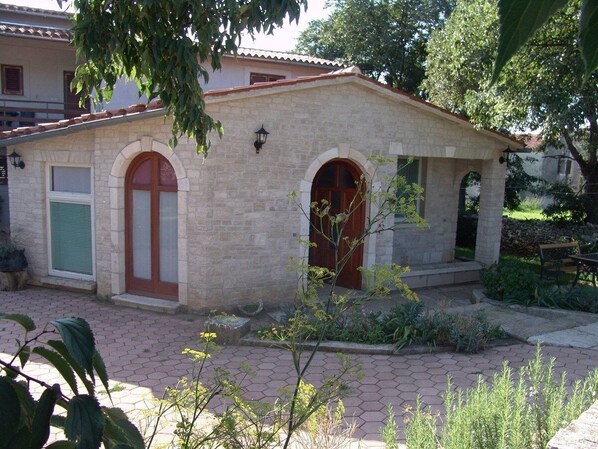 A stone building with two arched doorways and a small porch area. - Apartments Christa (16127-A4) - Krnica (Pula) (Krnica (Pula))